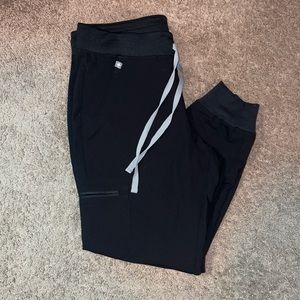 FIGS women’s black Zamora jogger scrub pants - medium/petite
